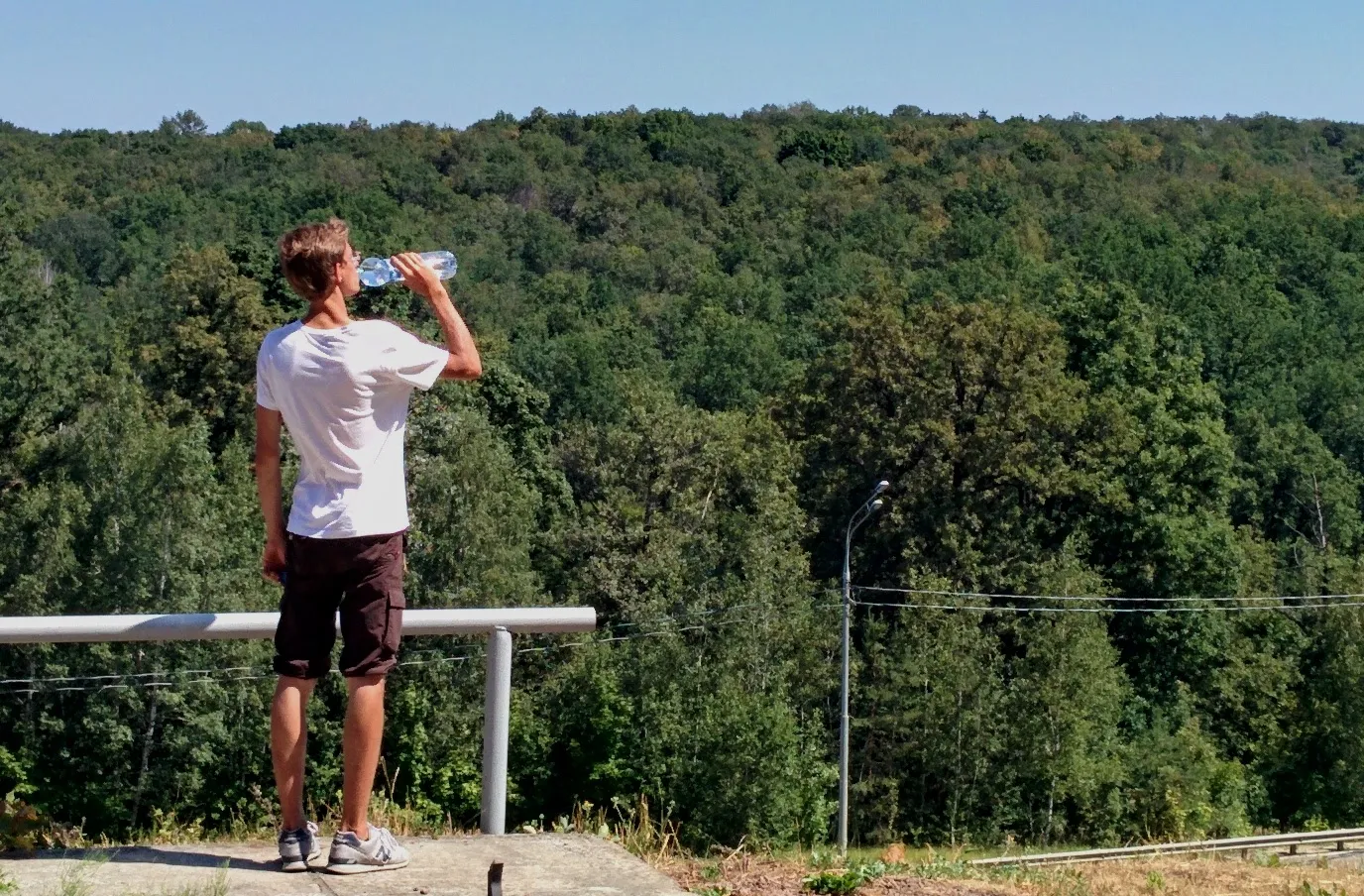 Велотурист у реки