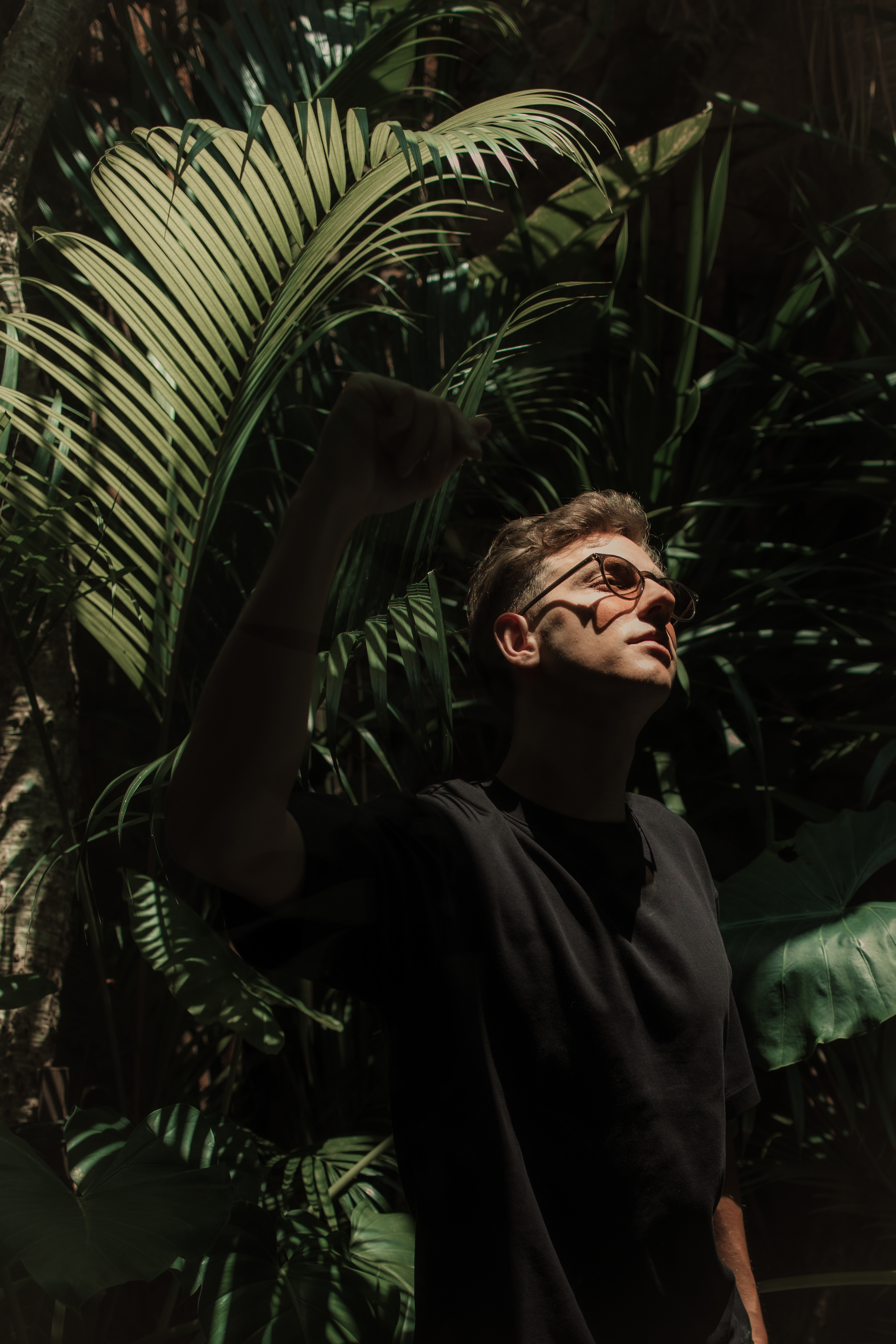 Денис Бородин среди тропических растений